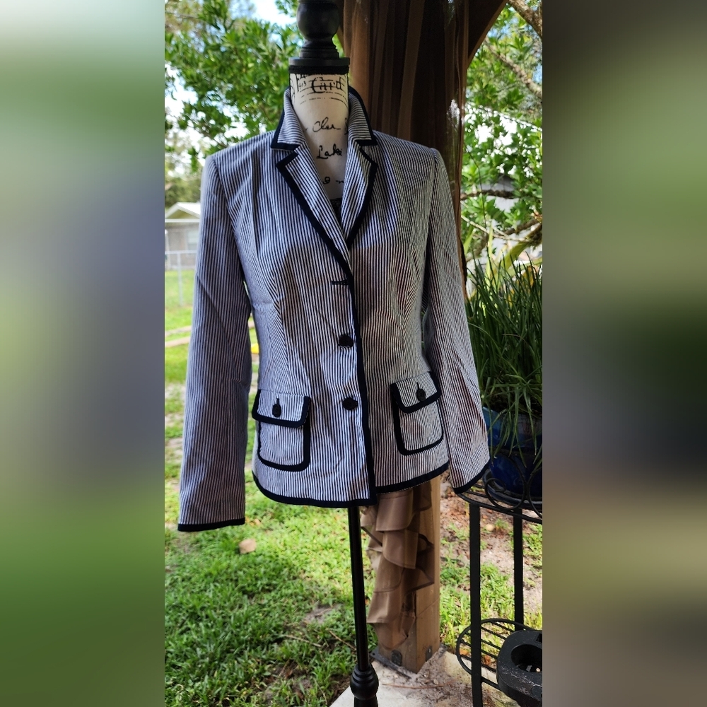 Peck & Peck Navy Blue and White Striped Tailored Blazer with Notched Lapels